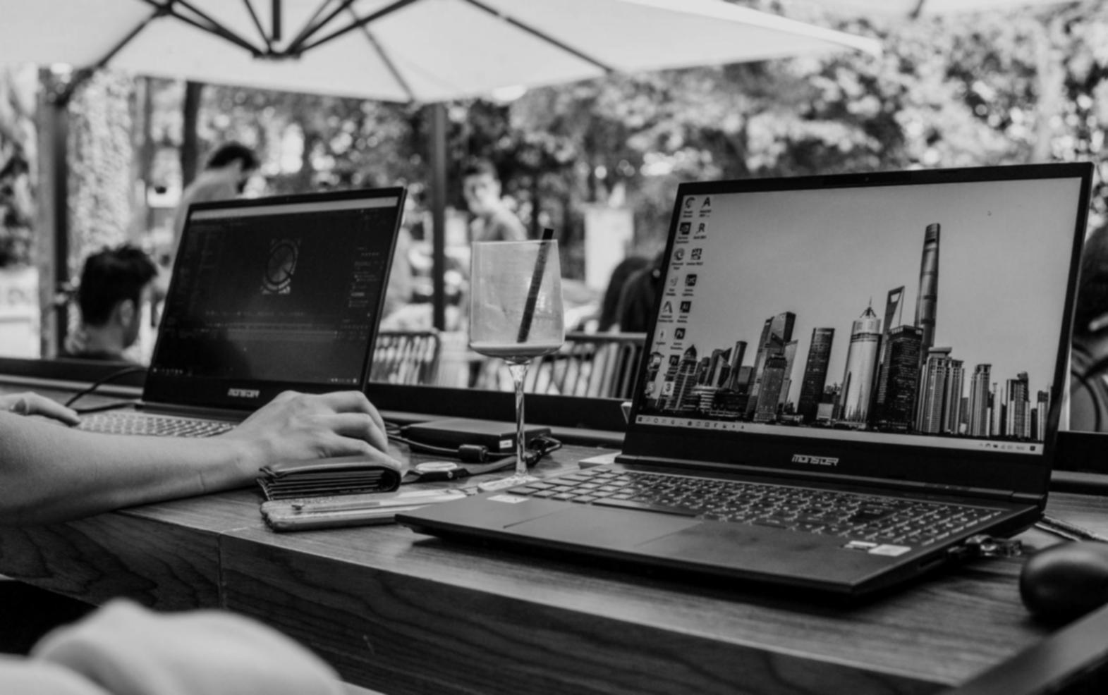 Detailaufnahme einer Kamera bei der Landschaftsfotografie während der goldenen Stunde