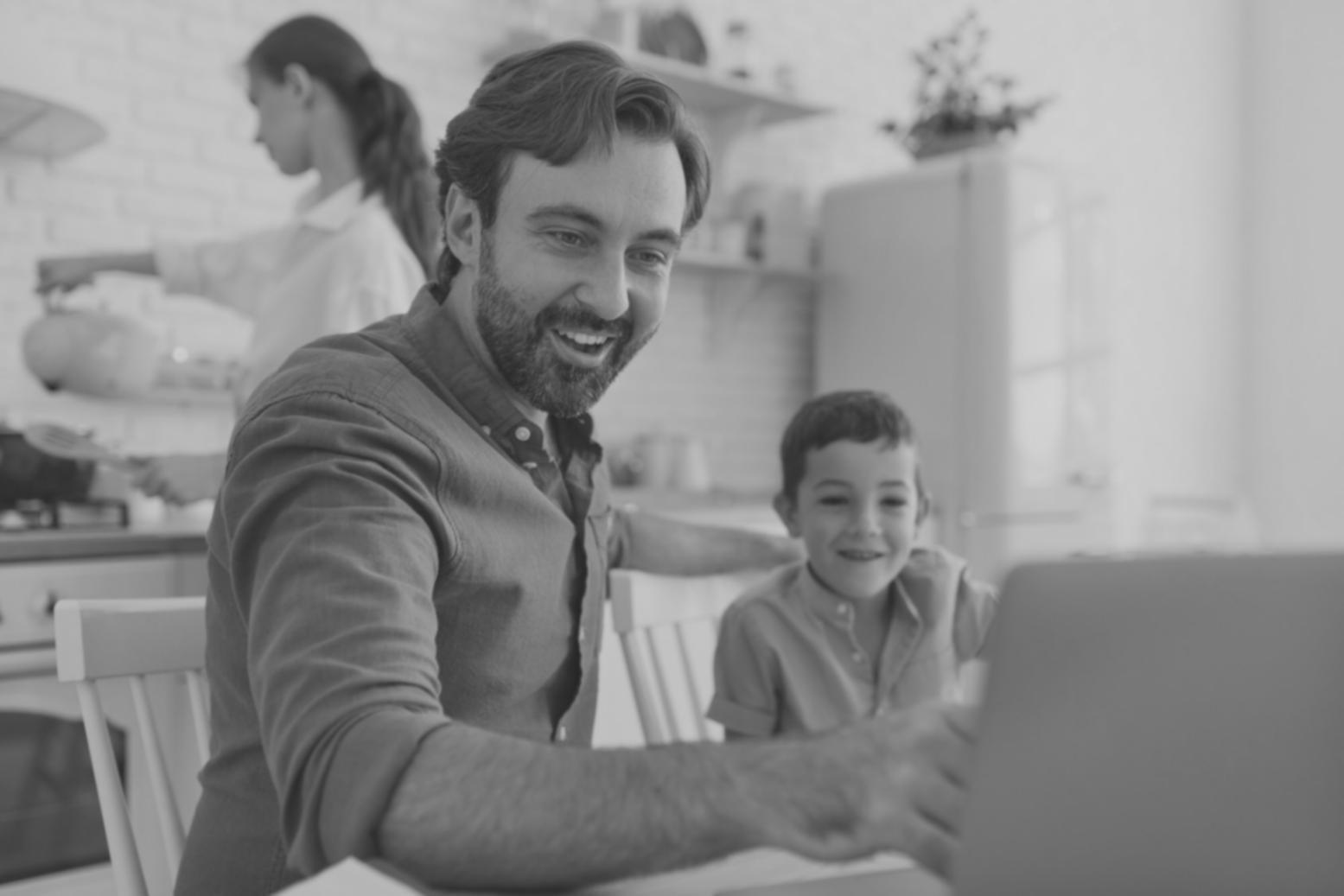 Farbenfroher Markt mit authentischen kulturellen Details und Menschen im Hintergrund