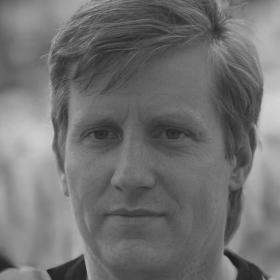 Portrait von Thomas Müller, einem erfahrenen Reisefotografen mit warmem Lächeln