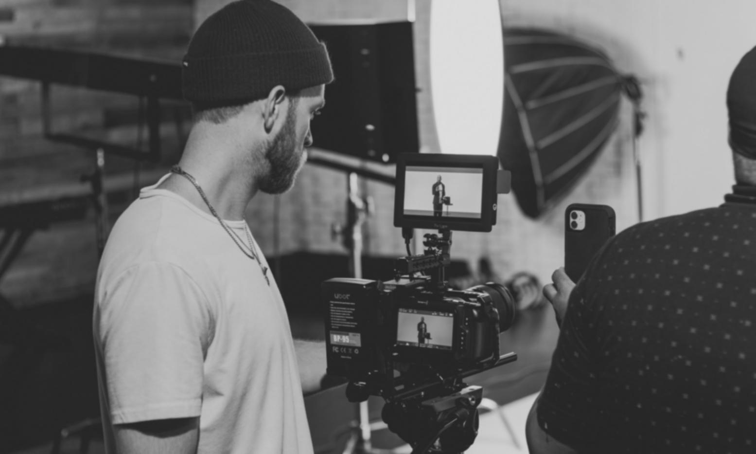 Inspirierender Moment der Reisefotografie mit natürlichem Licht und authentischer Stimmung